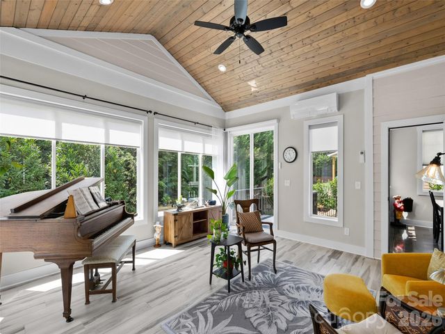 76 S Anvil Avenue, Hendersonville, NC 28792
