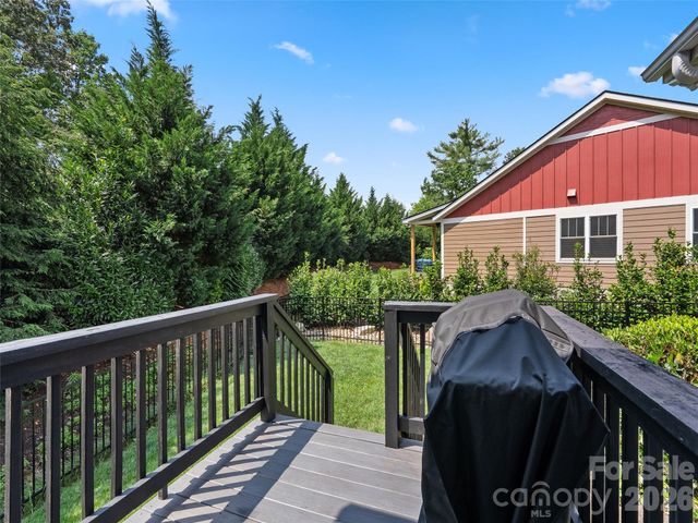 76 S Anvil Avenue, Hendersonville, NC 28792