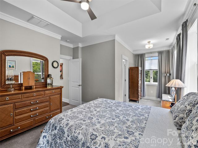 76 S Anvil Avenue, Hendersonville, NC 28792