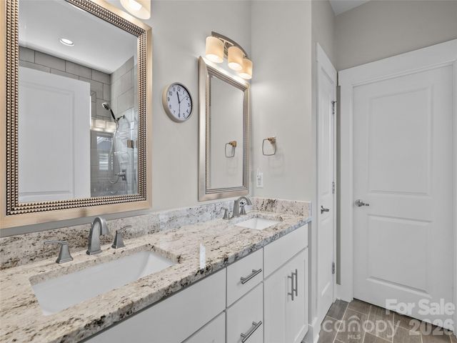 76 S Anvil Avenue, Hendersonville, NC 28792