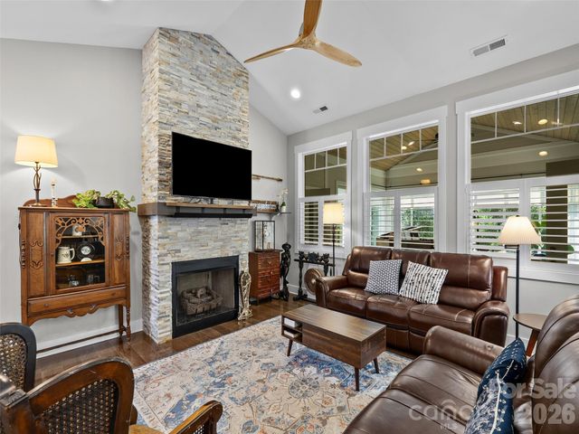 76 S Anvil Avenue, Hendersonville, NC 28792