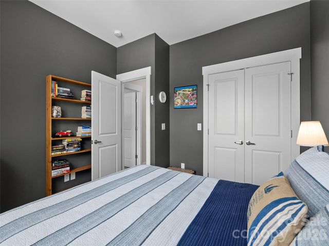76 S Anvil Avenue, Hendersonville, NC 28792