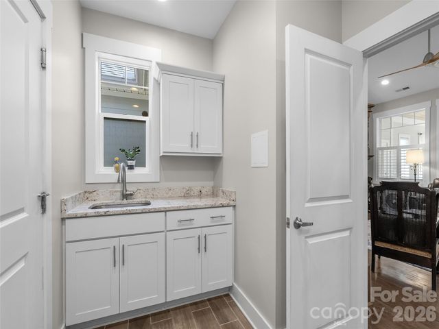 76 S Anvil Avenue, Hendersonville, NC 28792