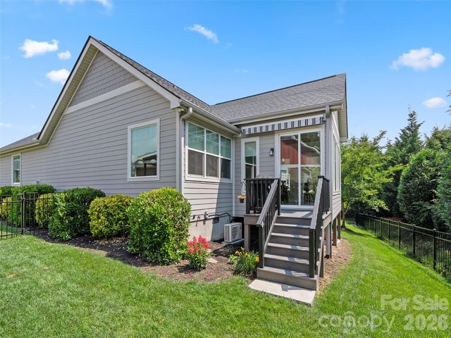 76 S Anvil Avenue, Hendersonville, NC 28792