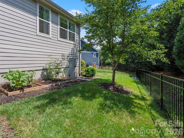 76 S Anvil Avenue, Hendersonville, NC 28792