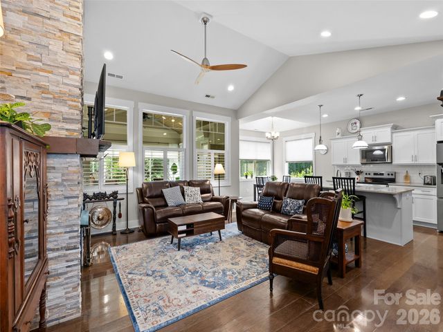 76 S Anvil Avenue, Hendersonville, NC 28792