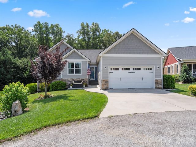 76 S Anvil Avenue, Hendersonville, NC 28792