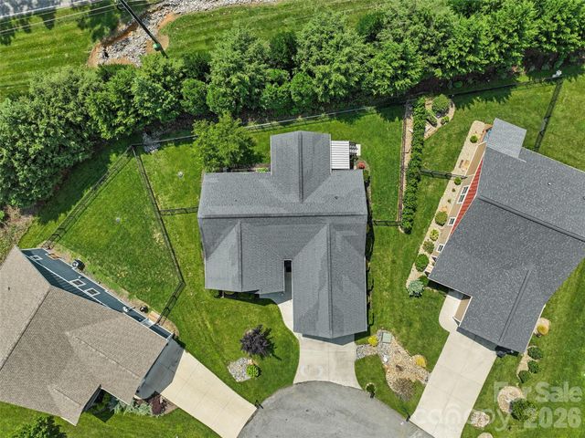 76 S Anvil Avenue, Hendersonville, NC 28792