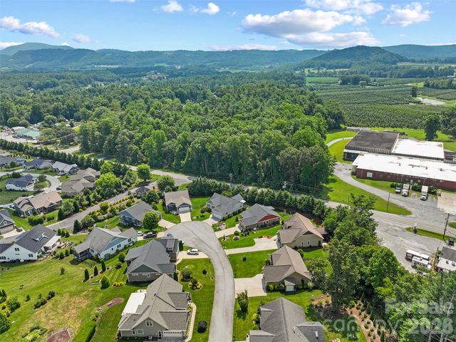 76 S Anvil Avenue, Hendersonville, NC 28792