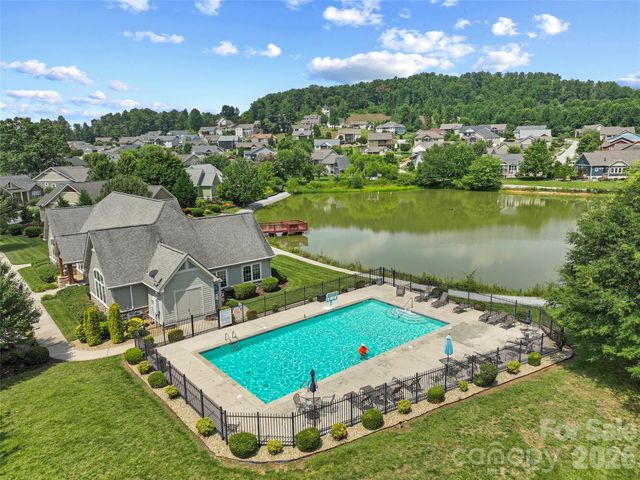 76 S Anvil Avenue, Hendersonville, NC 28792