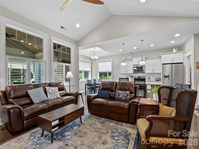 76 S Anvil Avenue, Hendersonville, NC 28792