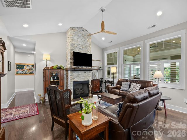 76 S Anvil Avenue, Hendersonville, NC 28792