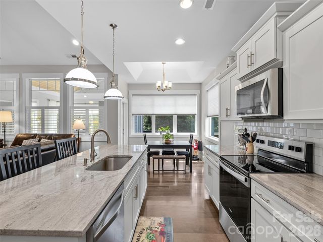 76 S Anvil Avenue, Hendersonville, NC 28792