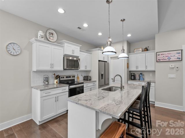 76 S Anvil Avenue, Hendersonville, NC 28792