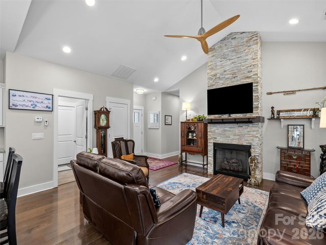 76 S Anvil Avenue, Hendersonville, NC 28792