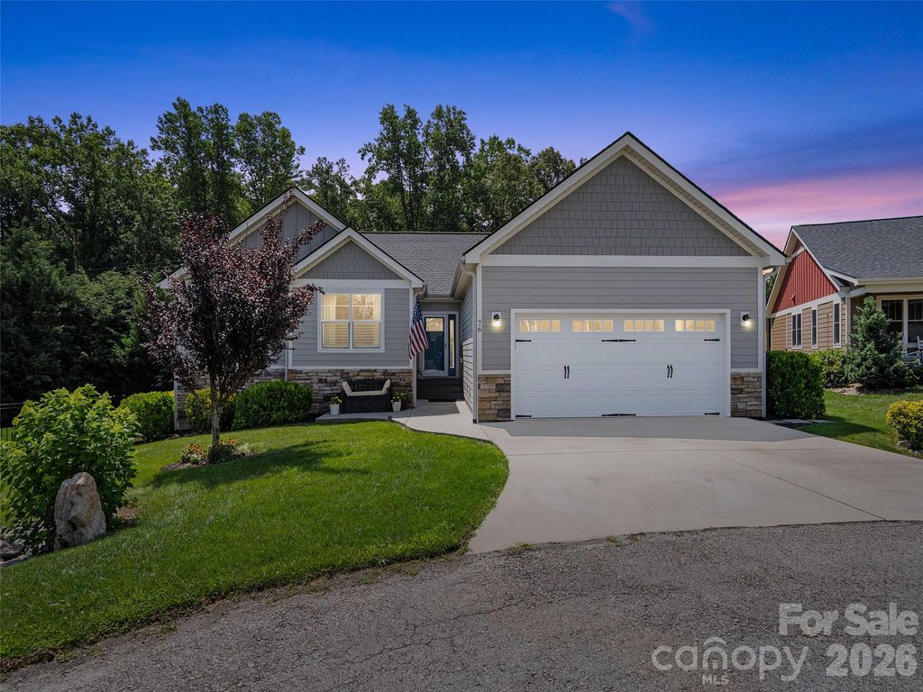 76 S Anvil Avenue, Hendersonville, NC 28792