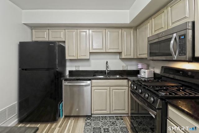 21 Harbour Close A-21, New Haven, CT 06405