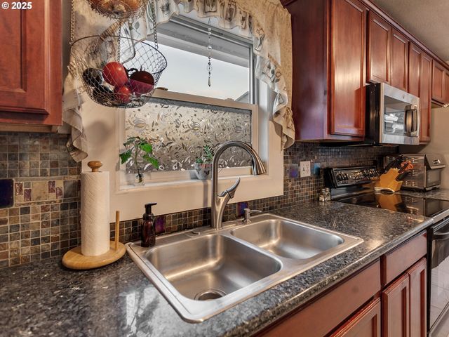 299 Sw 3RD Ave, Canby, OR 97013