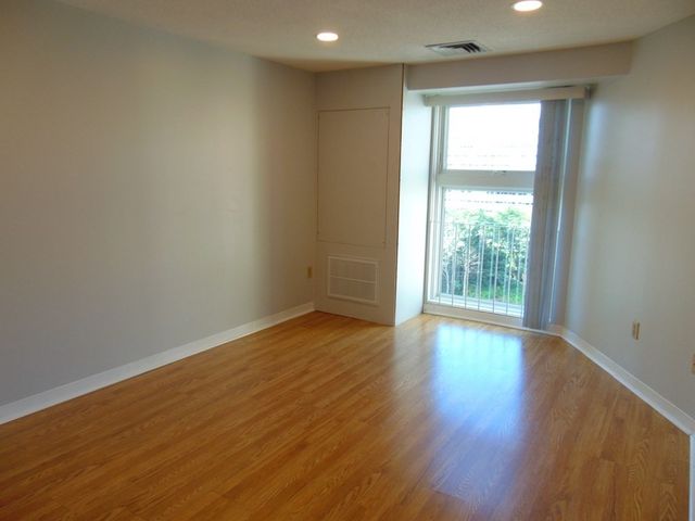 133 Commander Shea Blvd 821, Quincy, MA 02171
