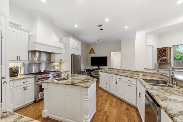 1404 Sylvan Avenue, Dallas, TX 75208