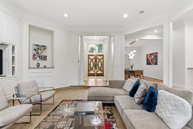 1404 Sylvan Avenue, Dallas, TX 75208