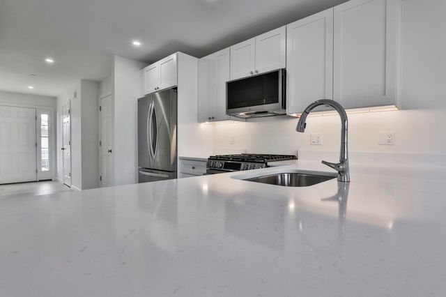 33 Crestview Way, Raymond, NH 03077