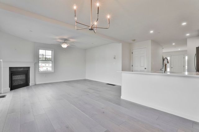 33 Crestview Way, Raymond, NH 03077