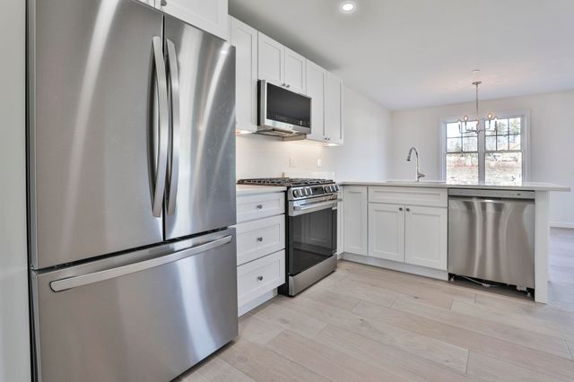 33 Crestview Way, Raymond, NH 03077