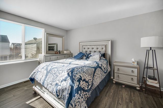 1653 Victoria Park Circle, Aurora, IL 60504