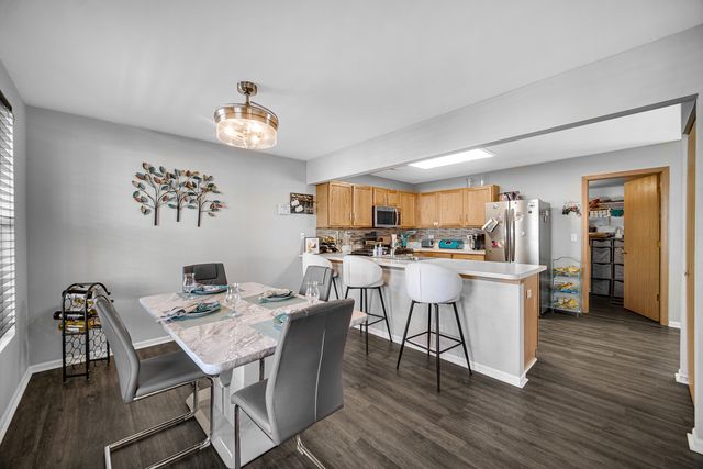 1653 Victoria Park Circle, Aurora, IL 60504