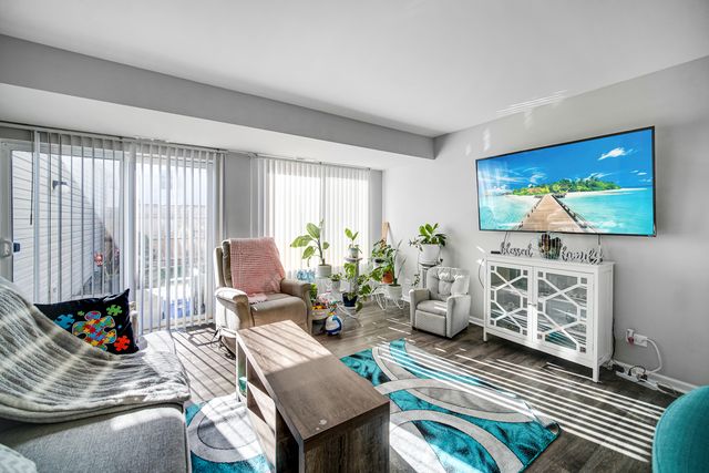 1653 Victoria Park Circle, Aurora, IL 60504