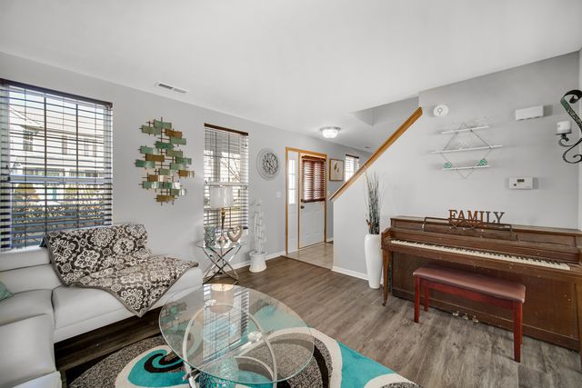 1653 Victoria Park Circle, Aurora, IL 60504