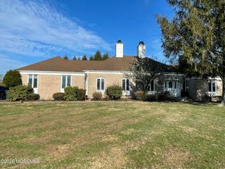 60 Larchwood Avenue, Oakhurst, NJ 07755