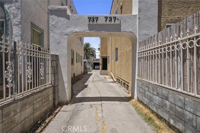 737 N Ridgewood Place, Los Angeles, CA 90038