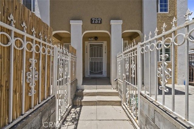 737 N Ridgewood Place, Los Angeles, CA 90038