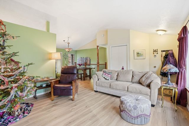 7407 W Ridgecrest Ave, Nine Mile Falls, WA 99026