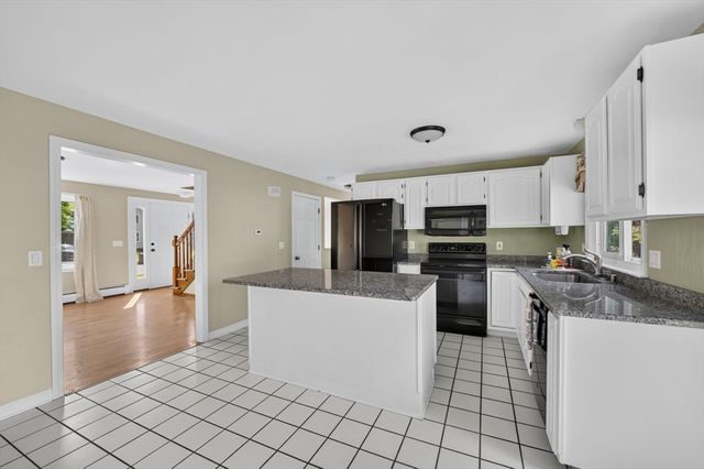 21 Sefton Drive, Bristol, RI 02809