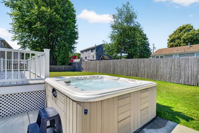 21 Sefton Drive, Bristol, RI 02809