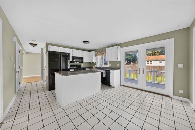 21 Sefton Drive, Bristol, RI 02809