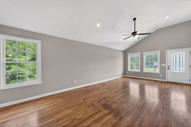374 Douglas Ln, Lafayette, TN 37083