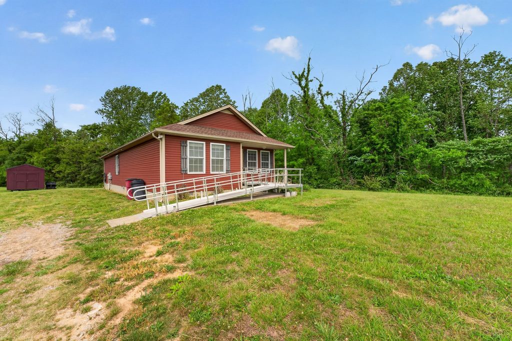 374 Douglas Ln, Lafayette, TN 37083