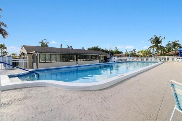 407 PINE GLEN Lane B-1, Greenacres, FL 33463