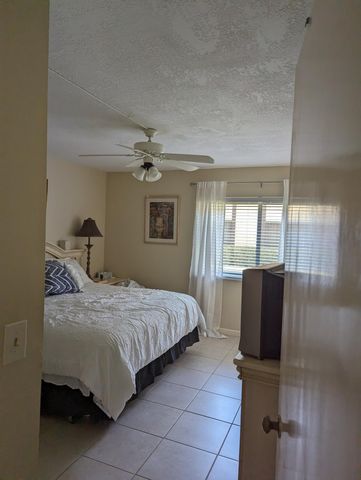 407 PINE GLEN Lane B-1, Greenacres, FL 33463