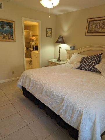407 PINE GLEN Lane B-1, Greenacres, FL 33463