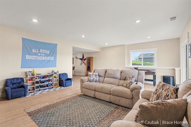 703 140th Avenue, Wayland, MI 49348