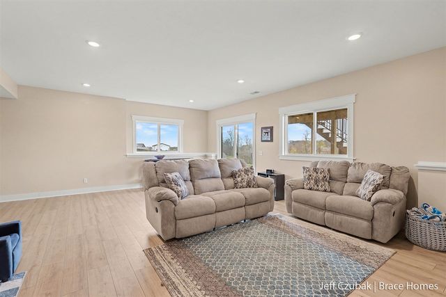 703 140th Avenue, Wayland, MI 49348
