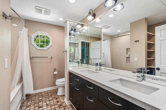 9945 N Valley Hill DRIVE, Mequon, WI 53092