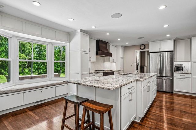 9945 N Valley Hill DRIVE, Mequon, WI 53092