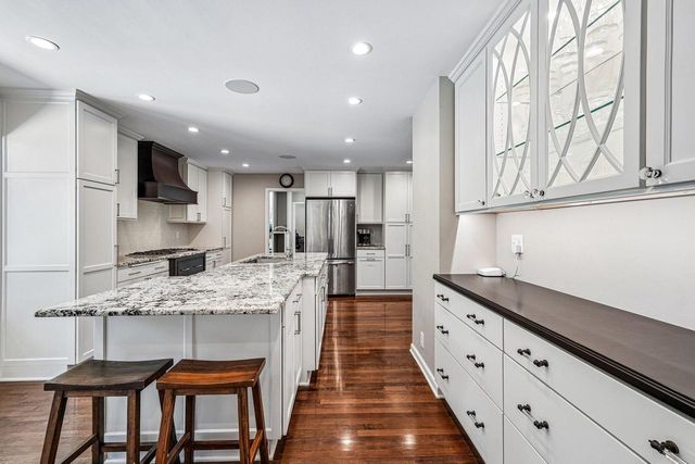 9945 N Valley Hill DRIVE, Mequon, WI 53092
