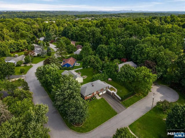 2 Hillview Place, Ramsey, NJ 07446